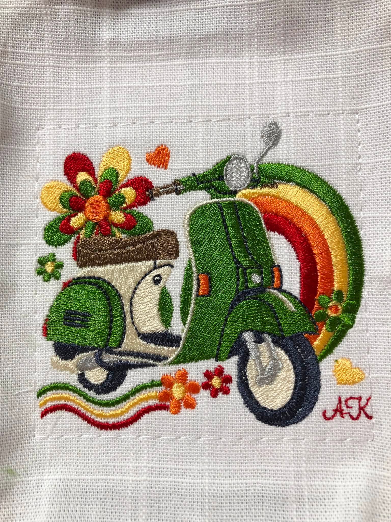 Scooter Dolce Vita – Flower Power – Motif de Broderie Machine Disponible en 10x10