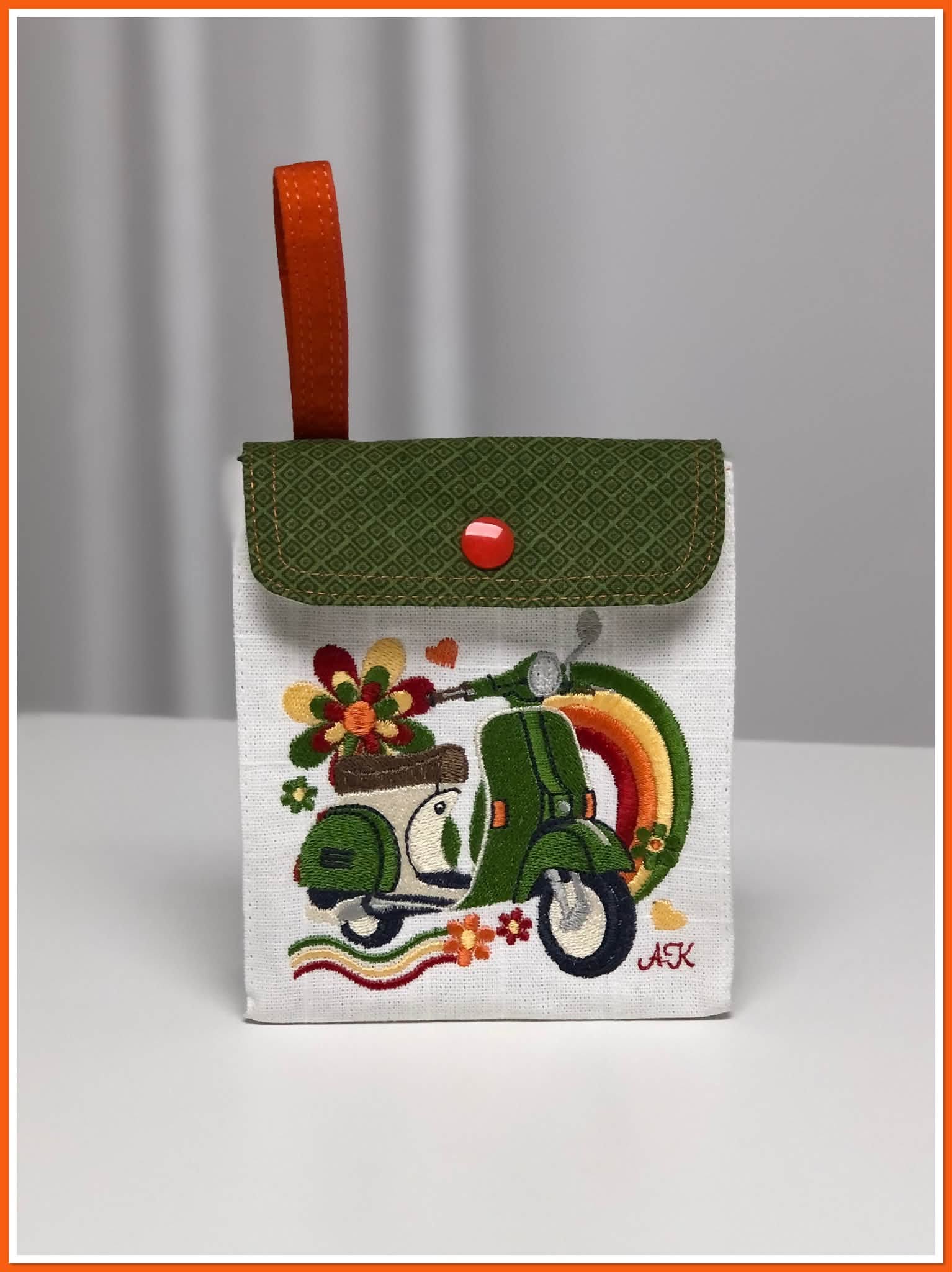 Motif de broderie Scooter Dolce Vita vert avec arc-en-ciel, fleurs colorées et détails rétro inspirés des années 70 en format 10x10