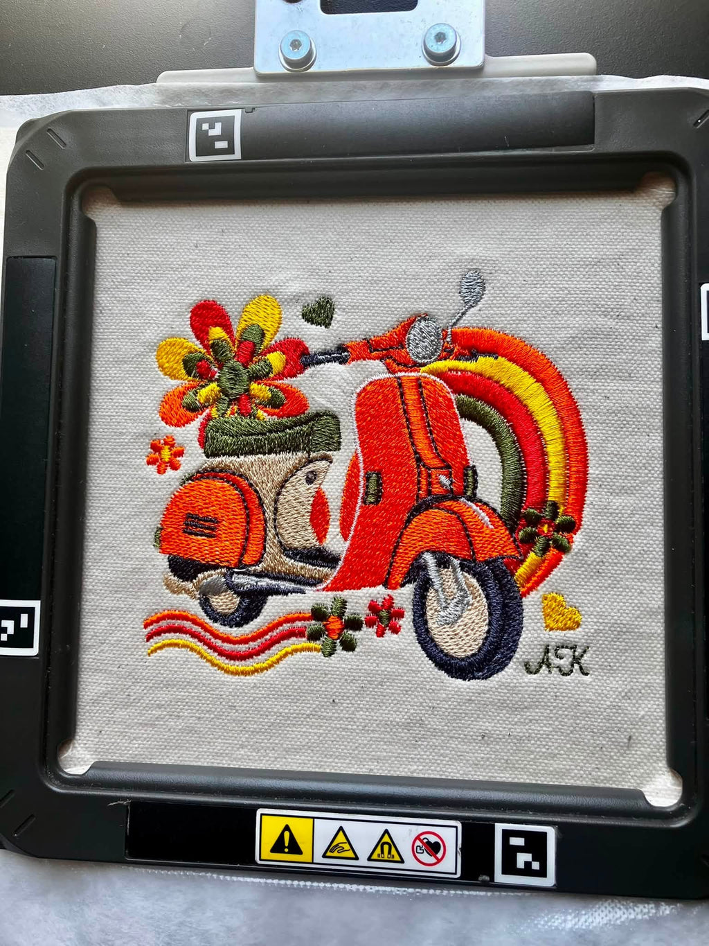 Scooter Dolce Vita – Flower Power – Motif de Broderie Machine Disponible en 10x10