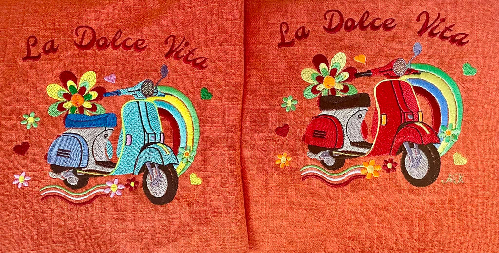 Motif de broderie Scooter Dolce Vita 15x15 avec scooter rétro vert, arc-en-ciel, fleurs colorées, cœurs et lettrage La Dolce Vita