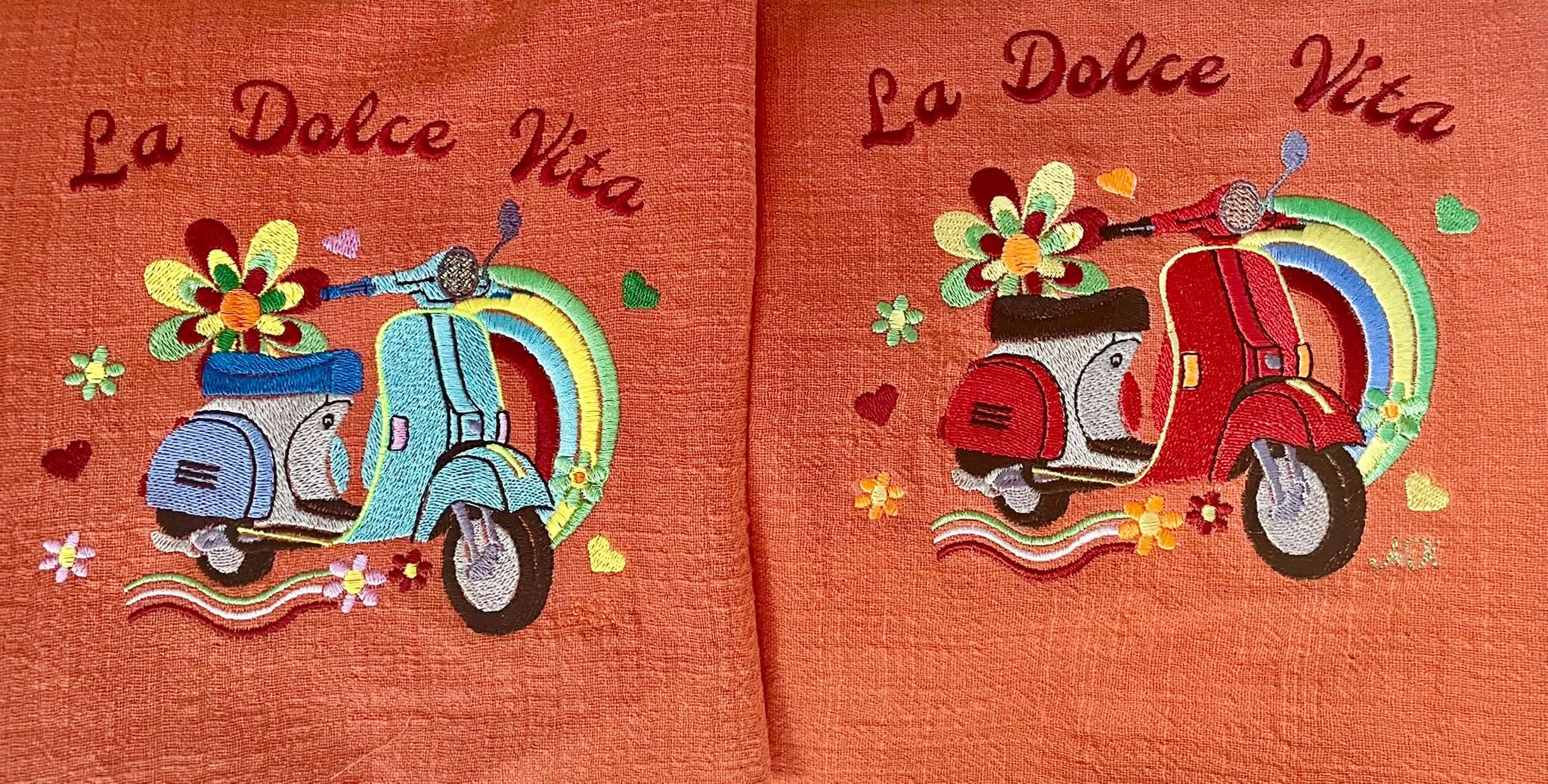 Motif de broderie Scooter Dolce Vita 15x15 avec scooter rétro vert, arc-en-ciel, fleurs colorées, cœurs et lettrage La Dolce Vita