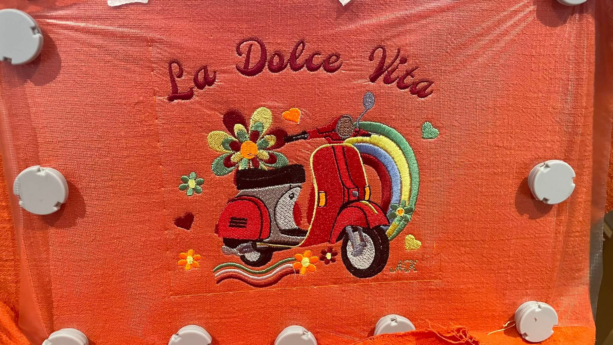Motif de broderie Scooter Dolce Vita 15x15 avec scooter rétro vert, arc-en-ciel, fleurs colorées, cœurs et lettrage La Dolce Vita