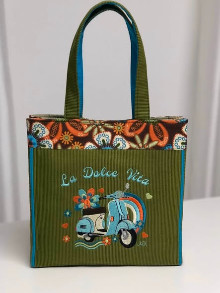 Motif de broderie Scooter Dolce Vita 15x15 avec scooter rétro vert, arc-en-ciel, fleurs colorées, cœurs et lettrage La Dolce Vita