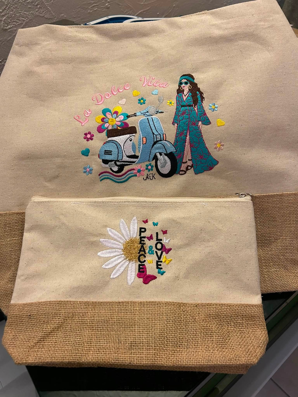 Scooter Dolce Vita & Femme Hippie – Flower Power – Motif de Broderie Machine Disponible en 20x20/26x16