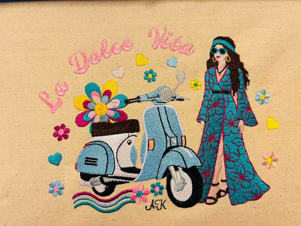 Scooter Dolce Vita & Femme Hippie – Flower Power – Motif de Broderie Machine Disponible en 20x20/26x16