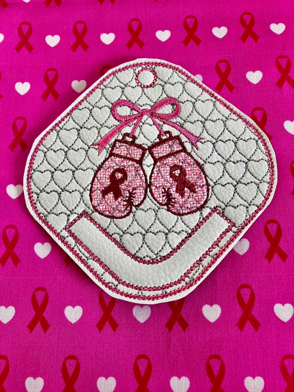 Motif de broderie ITH porte-foulard Octobre Rose avec gants de boxe décorés de rubans roses, fond cœur brodé et nœud satiné, format 10x10