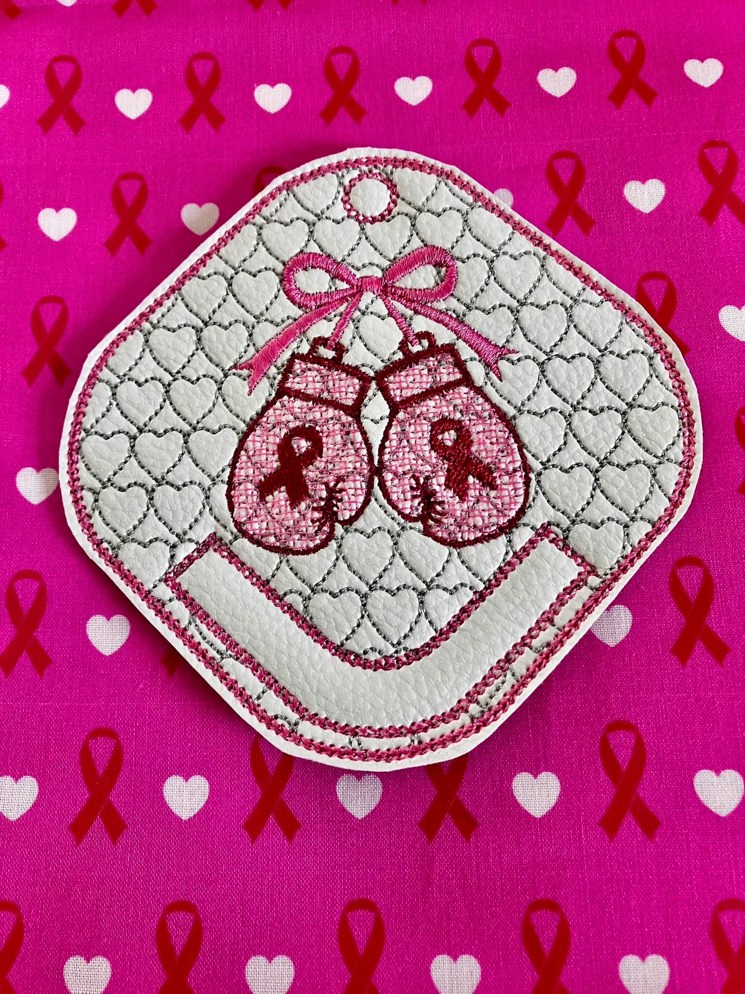 Motif de broderie ITH porte-foulard Octobre Rose avec gants de boxe décorés de rubans roses, fond cœur brodé et nœud satiné, format 10x10