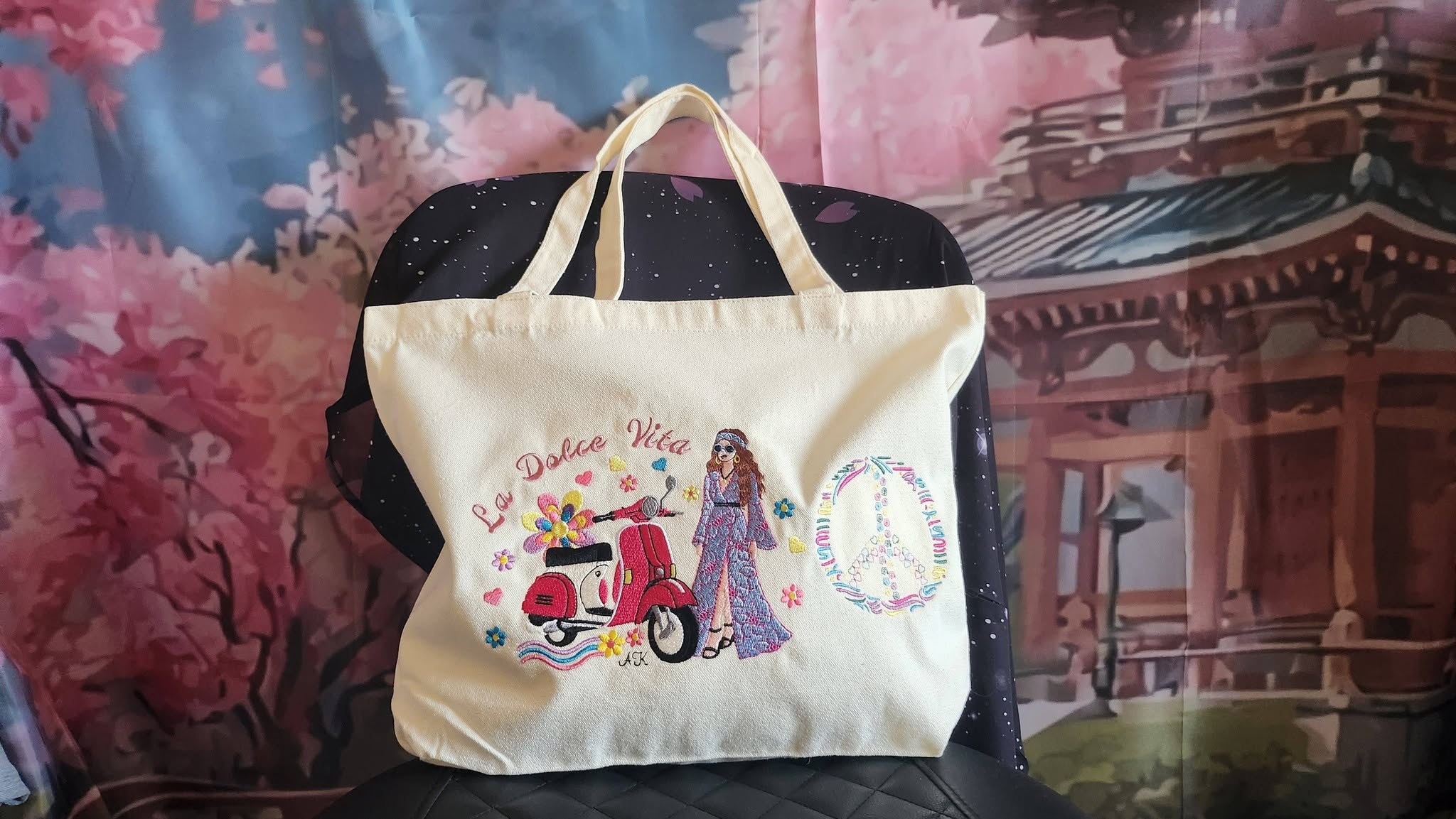 Scooter Dolce Vita & Femme Hippie – Flower Power – Motif de Broderie Machine Disponible en 20x20/26x16