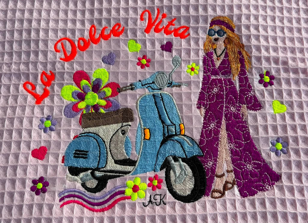 Scooter Dolce Vita & Femme Hippie – Flower Power – Motif de Broderie Machine Disponible en 20x20/26x16