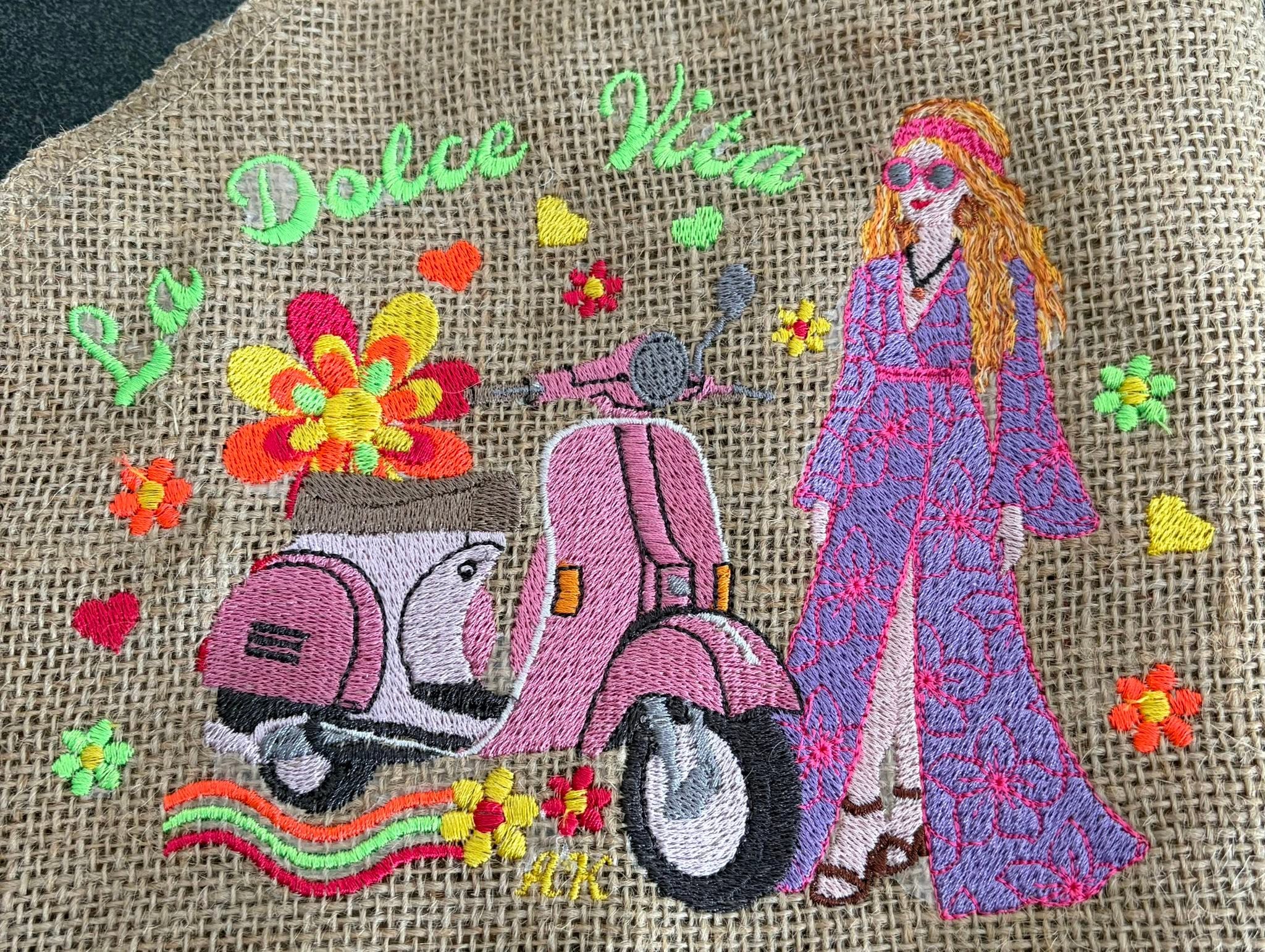 Scooter Dolce Vita & Femme Hippie – Flower Power – Motif de Broderie Machine Disponible en 20x20/26x16