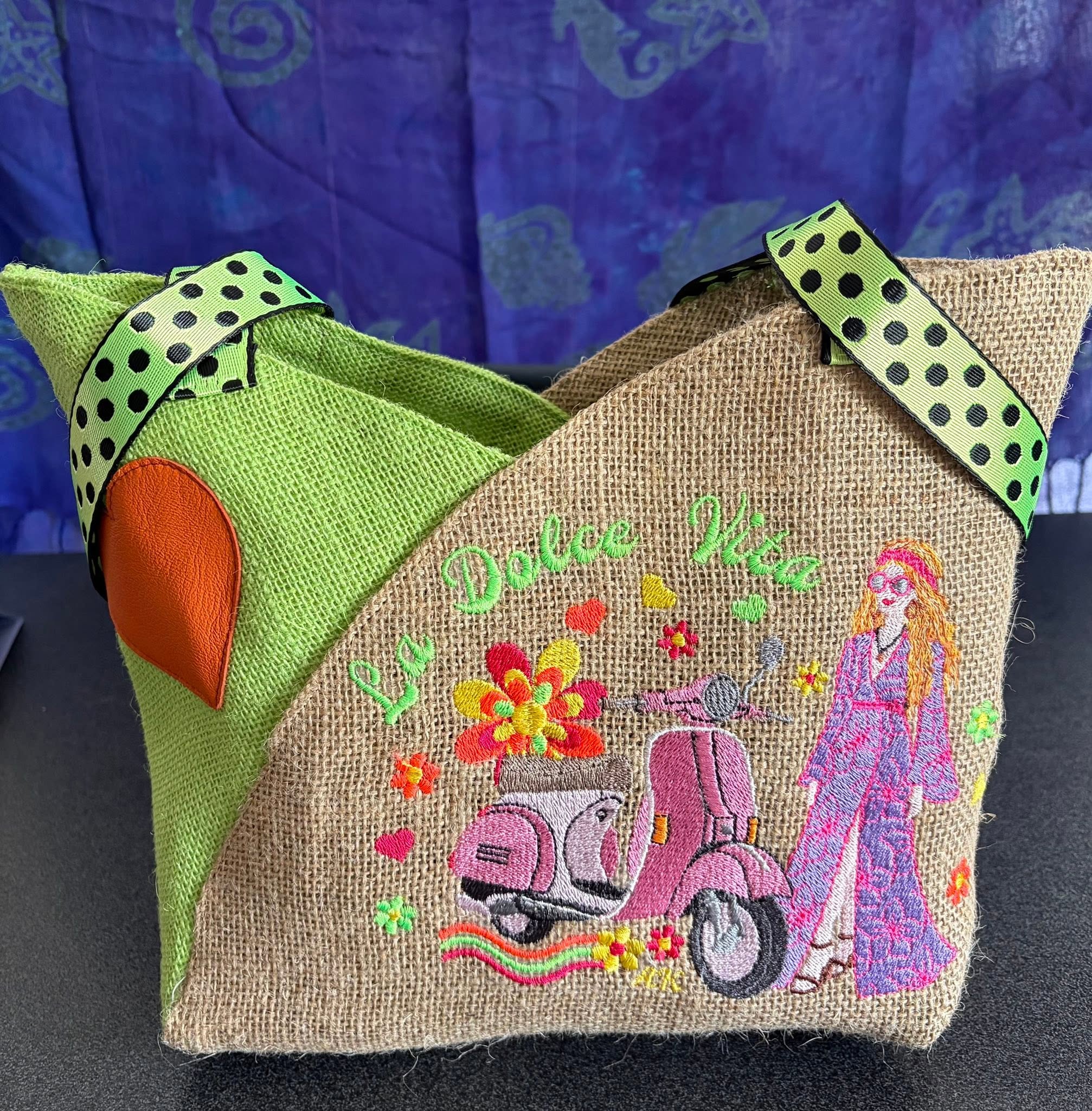 Scooter Dolce Vita & Femme Hippie – Flower Power – Motif de Broderie Machine Disponible en 20x20/26x16