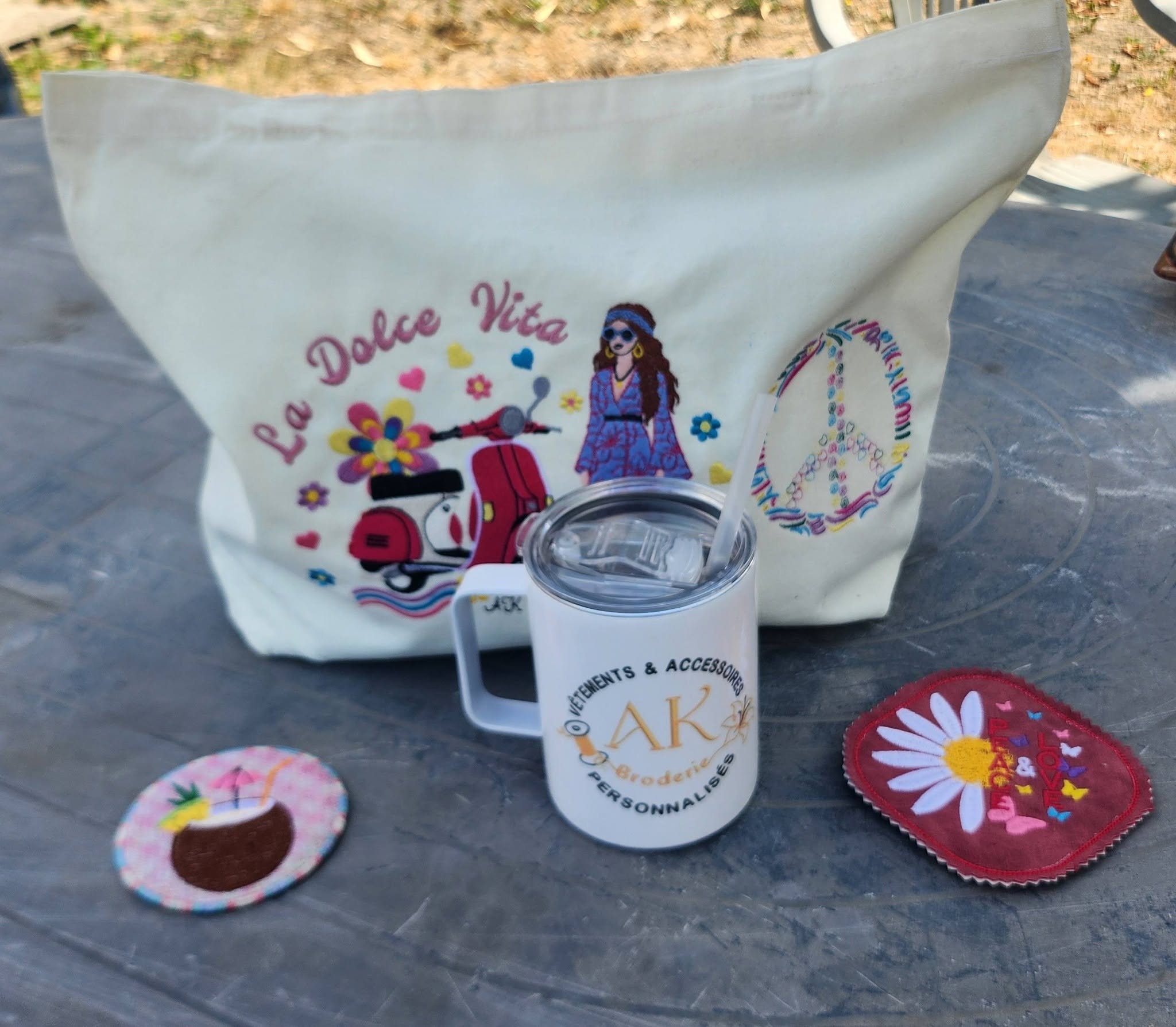 Scooter Dolce Vita & Femme Hippie – Flower Power – Motif de Broderie Machine Disponible en 20x20/26x16