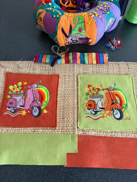 Motif de broderie Scooter Dolce Vita vert avec arc-en-ciel, fleurs colorées et détails rétro inspirés des années 70 en format 10x10