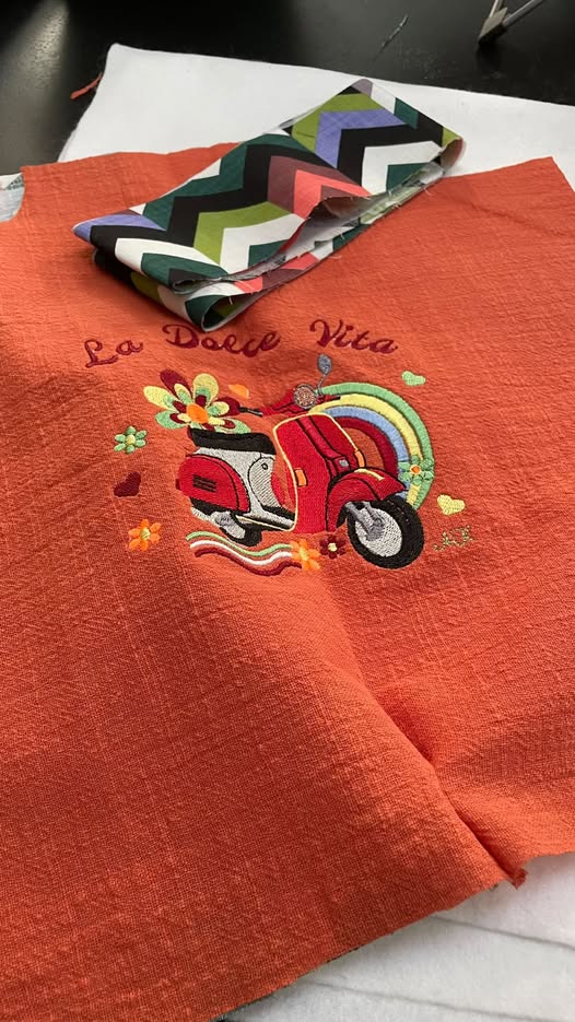 Motif de broderie Scooter Dolce Vita 15x15 avec scooter rétro vert, arc-en-ciel, fleurs colorées, cœurs et lettrage La Dolce Vita