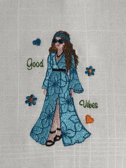 Motif de broderie Femme Hippie Good Vibes en robe longue fleurie avec lunettes rétro, bandeau, fleurs et cœurs au format 10x10