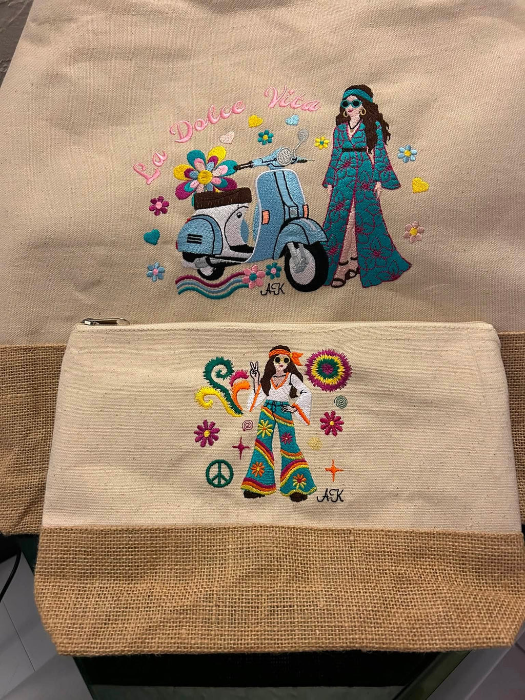 Scooter Dolce Vita & Femme Hippie – Flower Power – Motif de Broderie Machine Disponible en 20x20/26x16