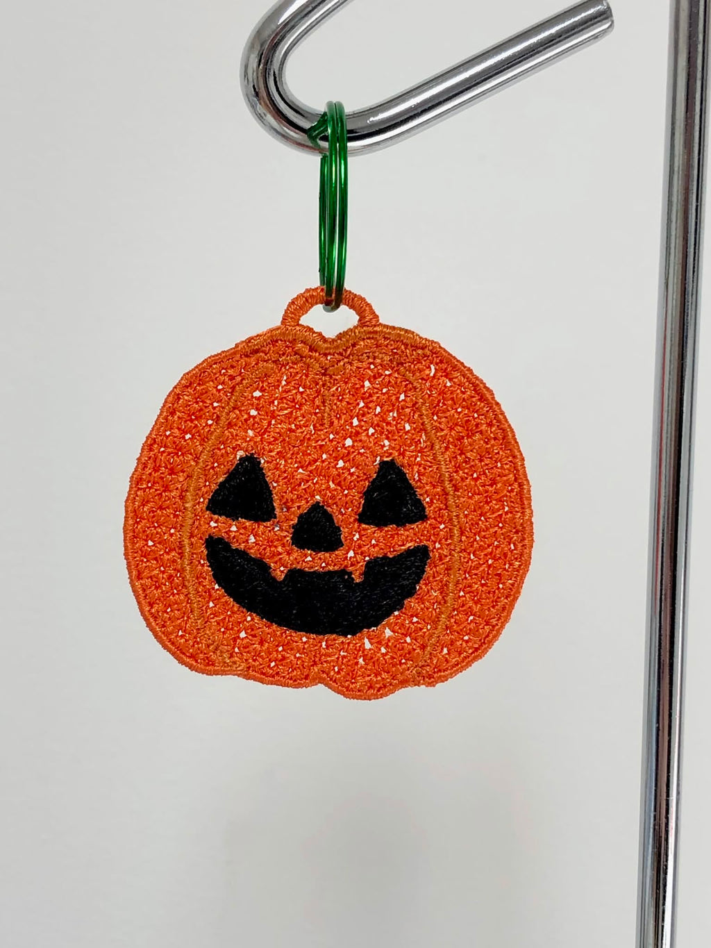 Motif de broderie machine FSL Citrouille Halloween Jack-o’-lantern en plaque de 2 pour boucles d’oreilles et breloques format cadre 10x10
