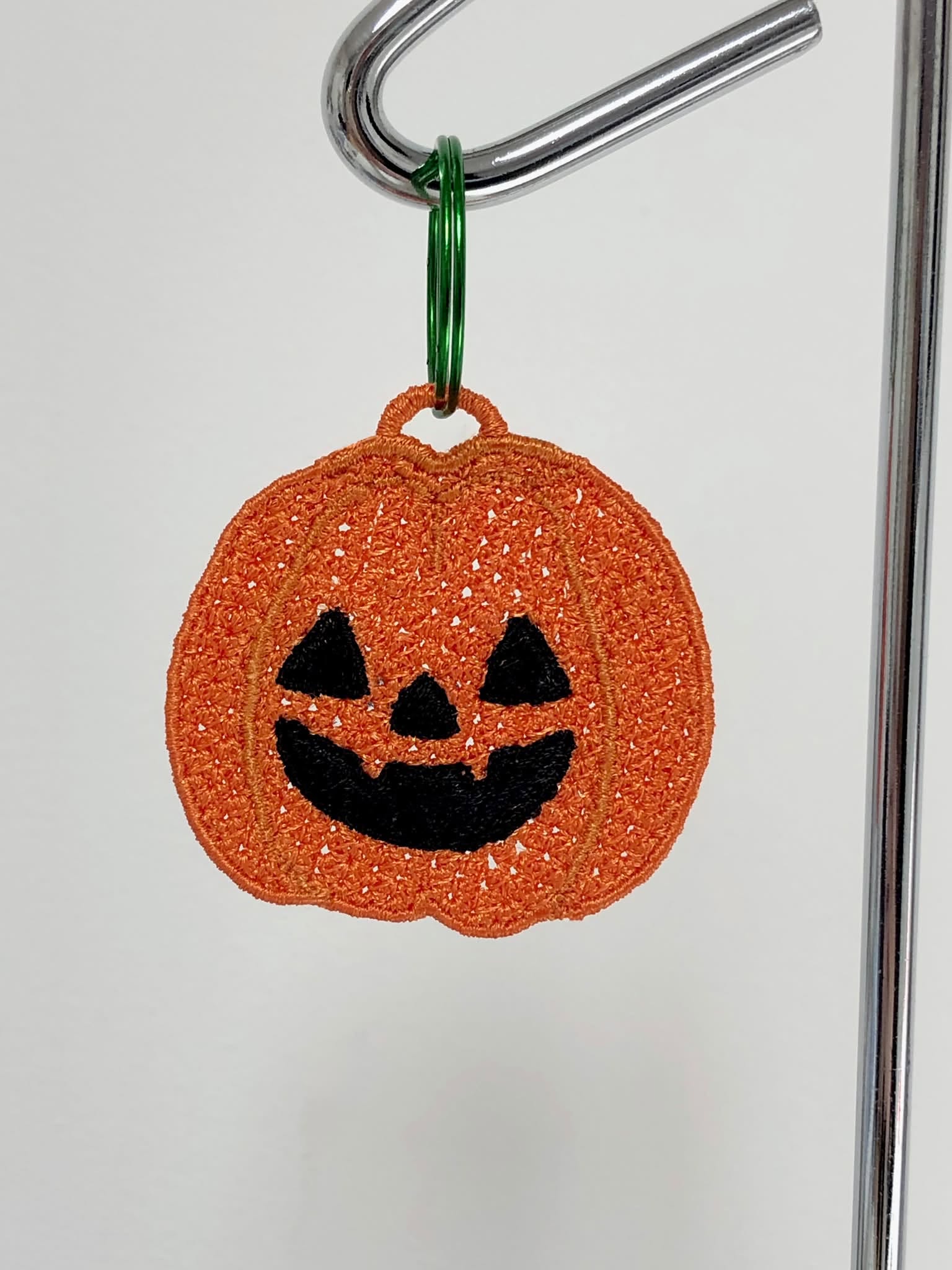 Motif de broderie machine FSL Citrouille Halloween Jack-o’-lantern en plaque de 2 pour boucles d’oreilles et breloques format cadre 10x10
