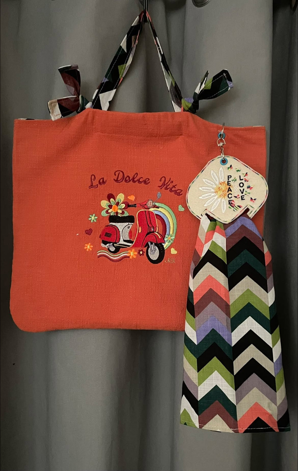 Motif de broderie Scooter Dolce Vita 15x15 avec scooter rétro vert, arc-en-ciel, fleurs colorées, cœurs et lettrage La Dolce Vita