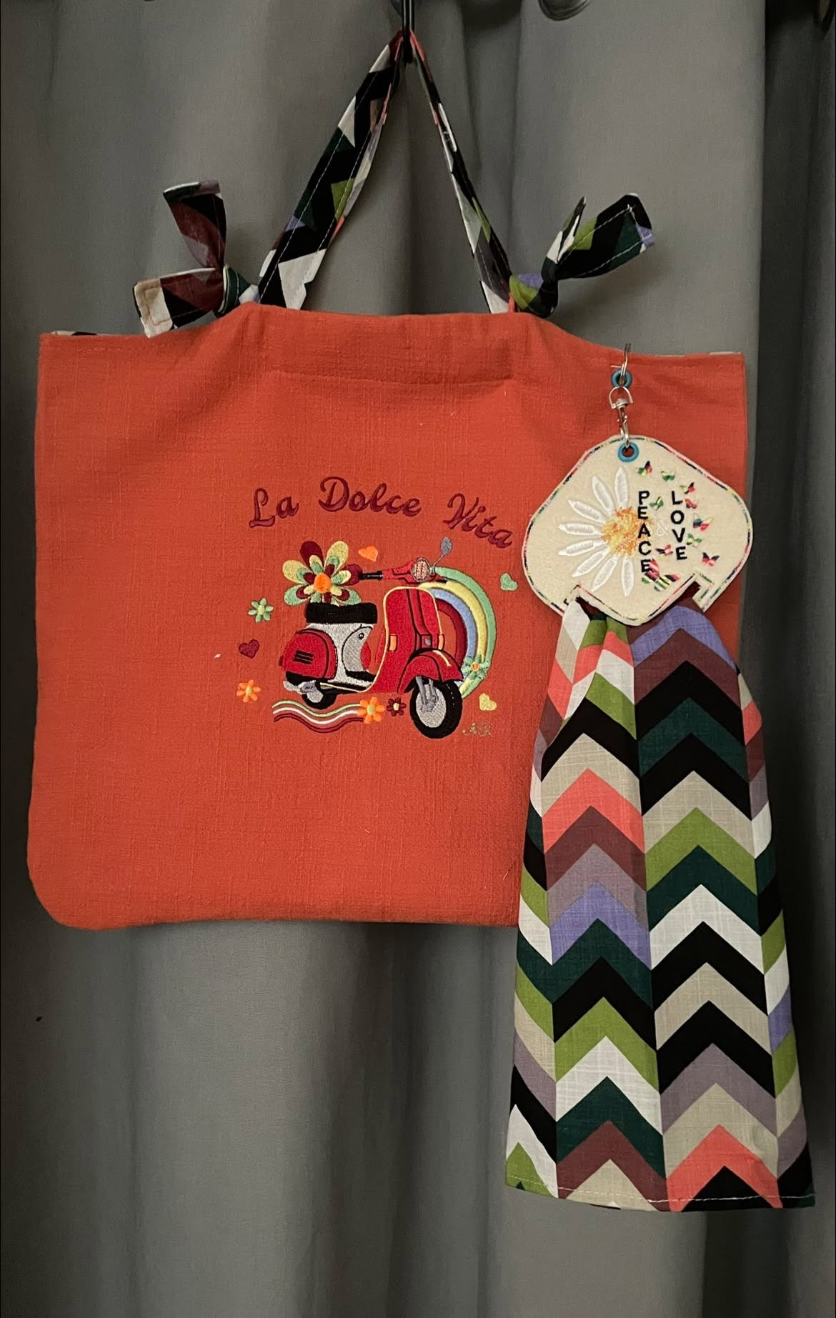 Motif de broderie Scooter Dolce Vita 15x15 avec scooter rétro vert, arc-en-ciel, fleurs colorées, cœurs et lettrage La Dolce Vita