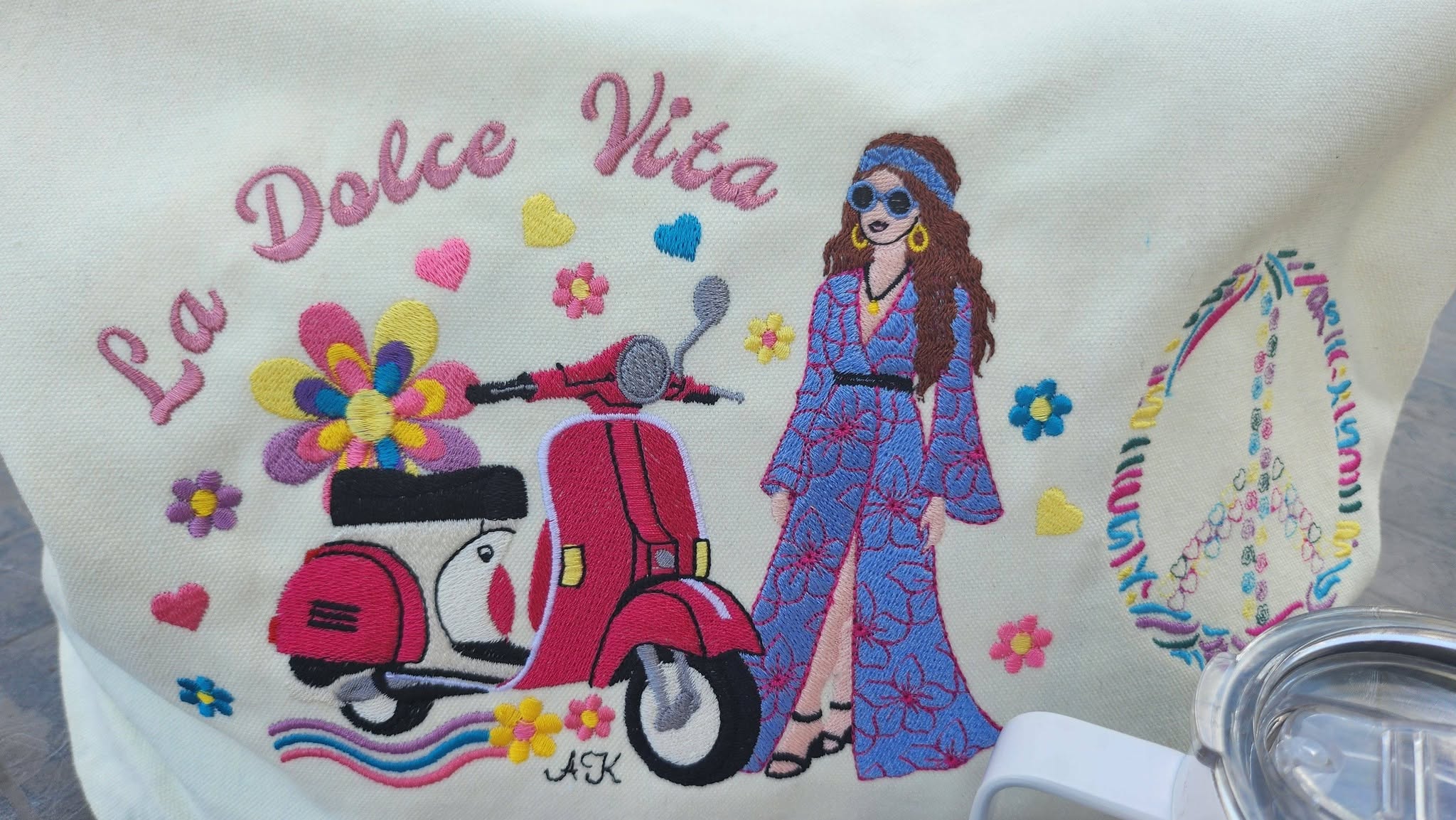Scooter Dolce Vita & Femme Hippie – Flower Power – Motif de Broderie Machine Disponible en 20x20/26x16