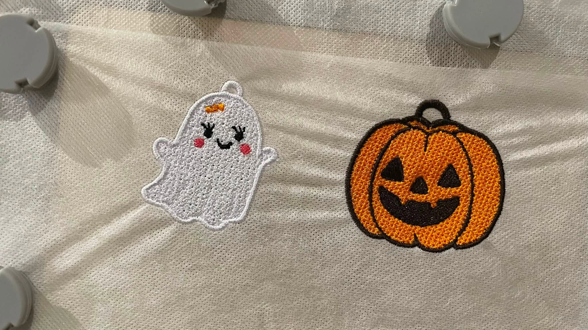 Motif de broderie machine FSL Fantôme Halloween en plaque de 4 pour boucles d’oreilles et breloques format cadre 10x10
