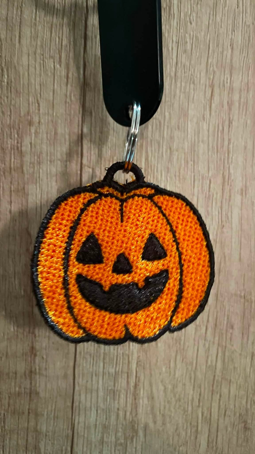 Motif de broderie machine FSL Citrouille Halloween Jack-o’-lantern en plaque de 2 pour boucles d’oreilles et breloques format cadre 10x10
