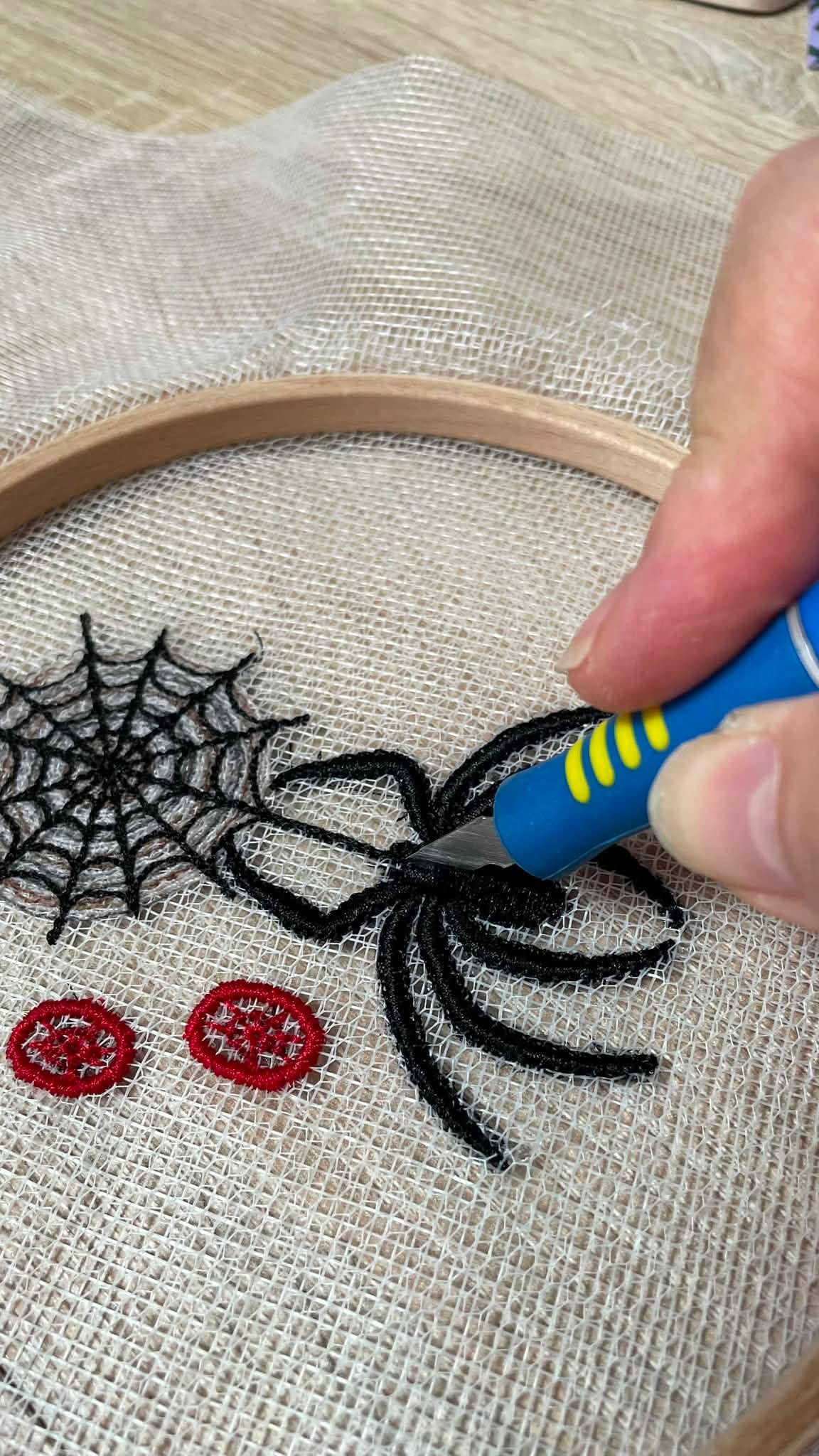 Motif de broderie machine Araignée Velvet (effet velours) Halloween avec toile d’araignée et effet relief 3D format 10x10