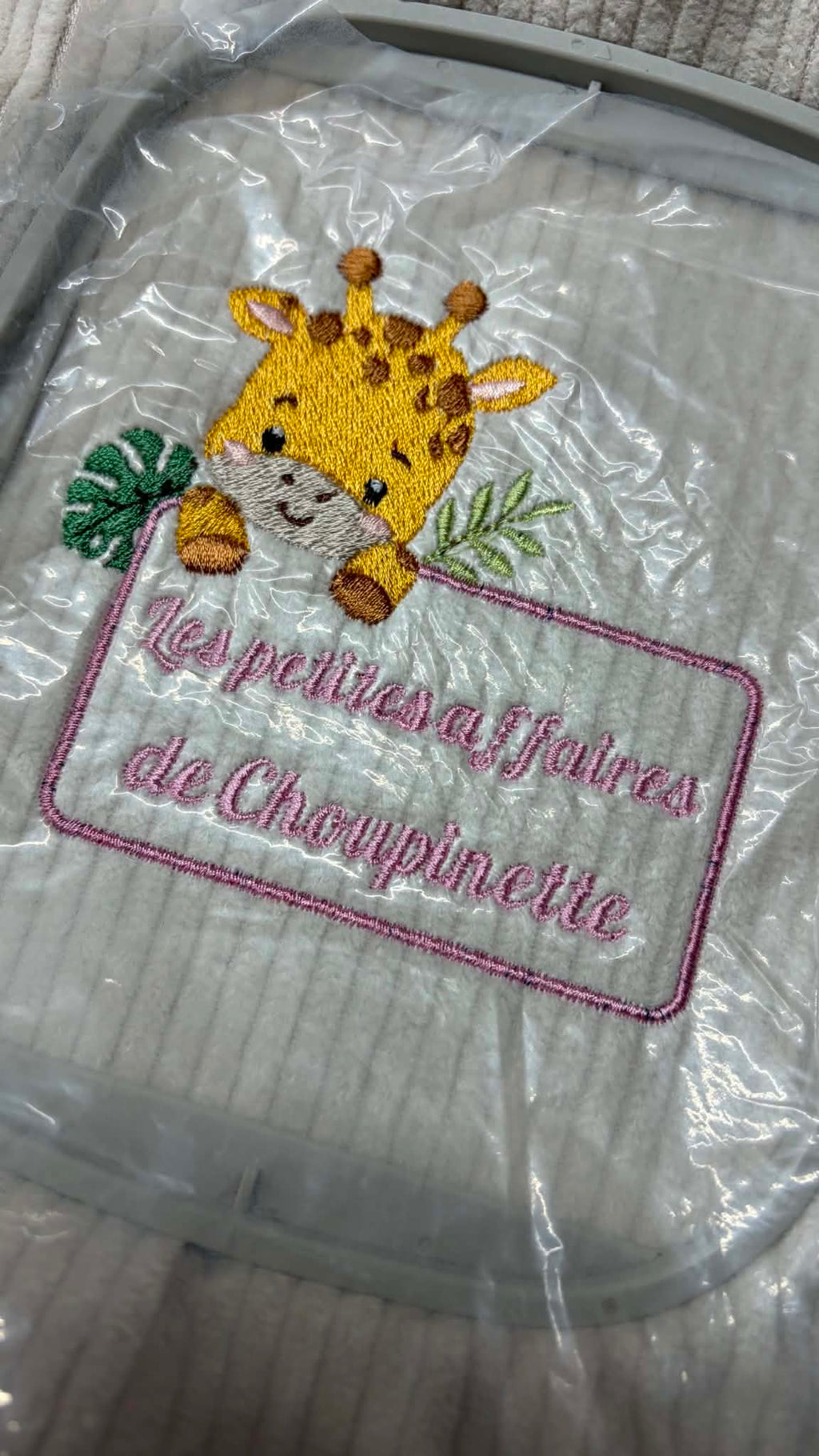Motif de broderie Étiquette Girafe personnalisable avec feuillages et cadre pour ajouter un prénom ou un texte au format 10x10