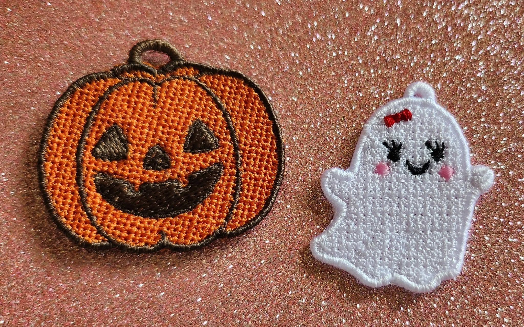 Motif de broderie machine FSL Fantôme Halloween en plaque de 4 pour boucles d’oreilles et breloques format cadre 10x10
