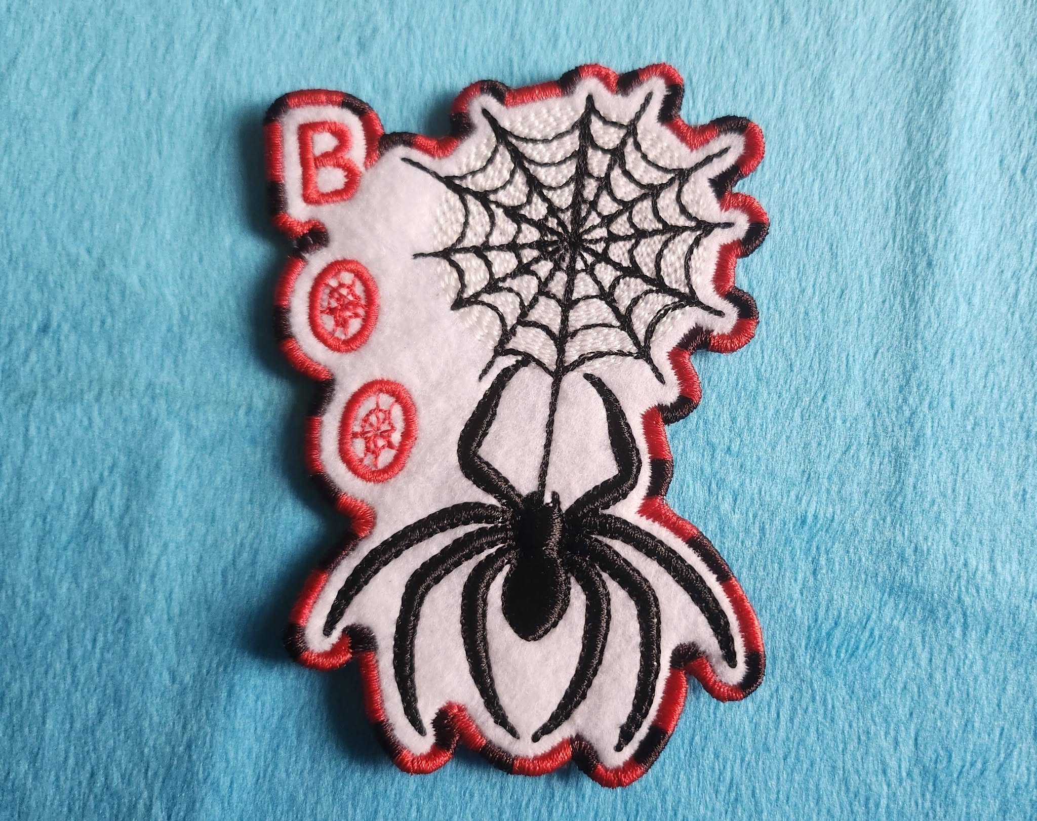 Motif de broderie machine Araignée Velvet (effet velours) Halloween avec toile d’araignée et effet relief 3D format 10x10
