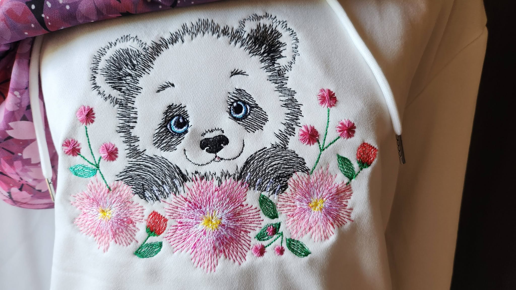 Panda Fleuri – motif de broderie machine texturé entouré de fleurs et feuillages – 4 tailles