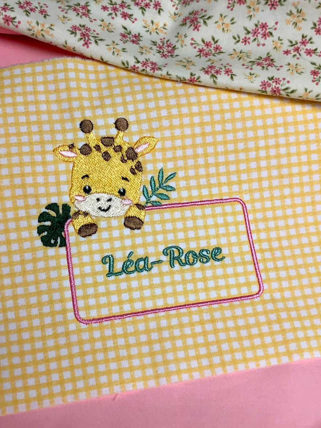 Motif de broderie Étiquette Girafe personnalisable avec feuillages et cadre pour ajouter un prénom ou un texte au format 10x10