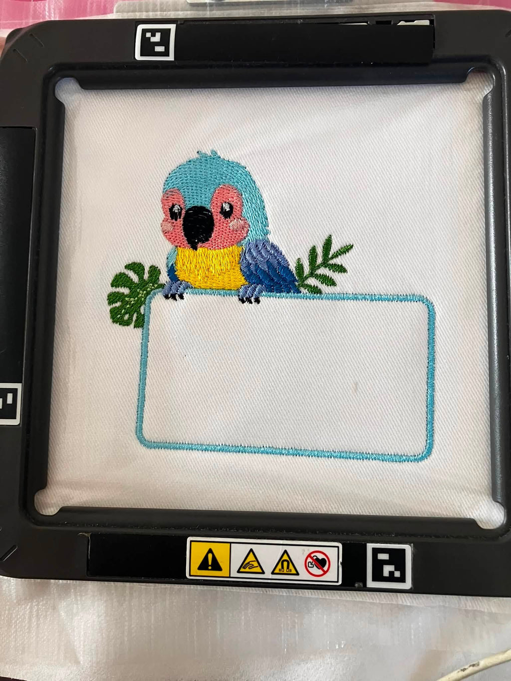 Motif de broderie Étiquette Zèbre personnalisable avec petit zèbre mignon, feuillages tropicaux et cadre pour ajouter un prénom ou un texte au format 10x10