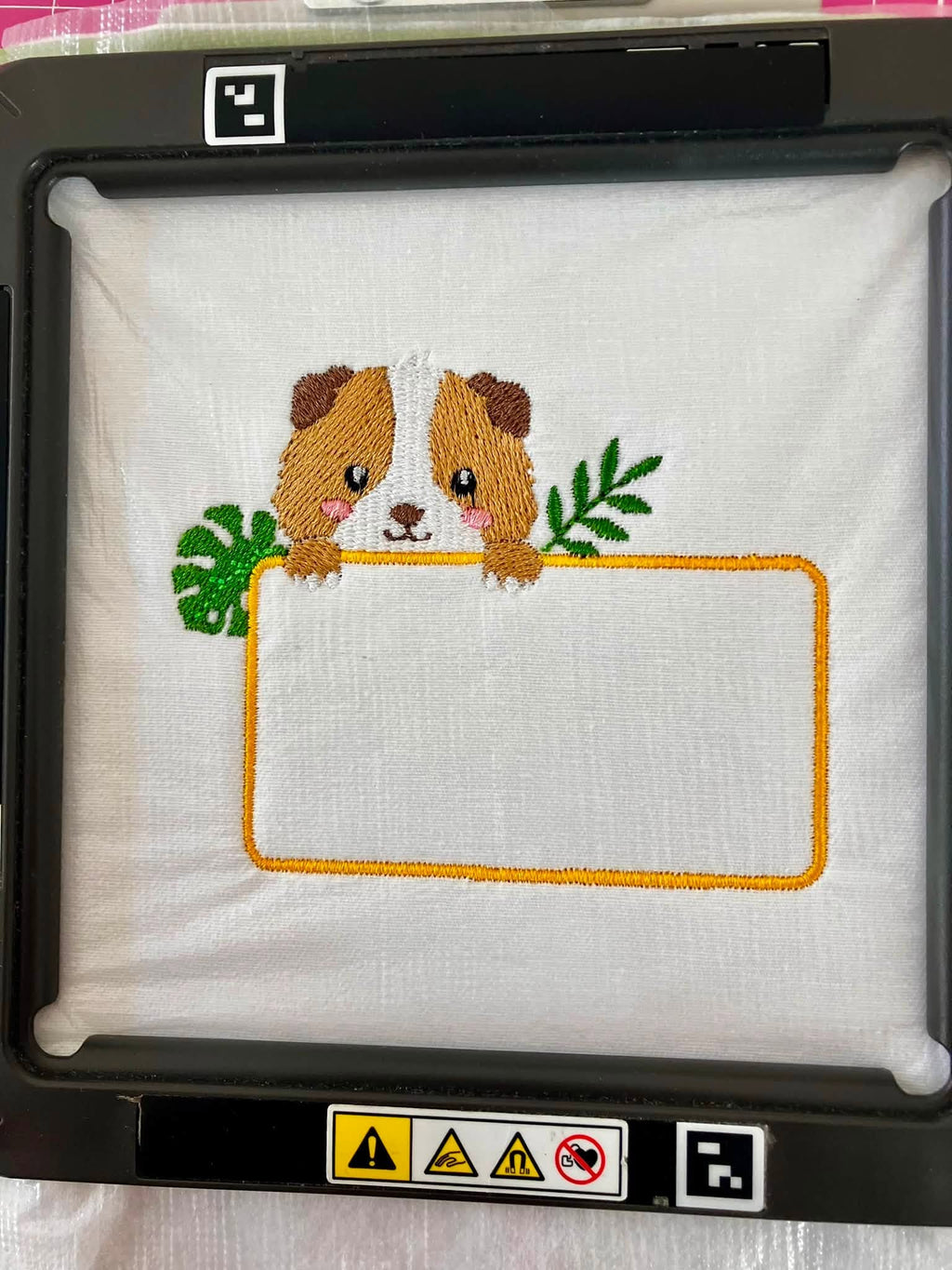 Motif de broderie Étiquette Cobaye personnalisable avec cadre pour ajouter un prénom ou un texte au format 10x10