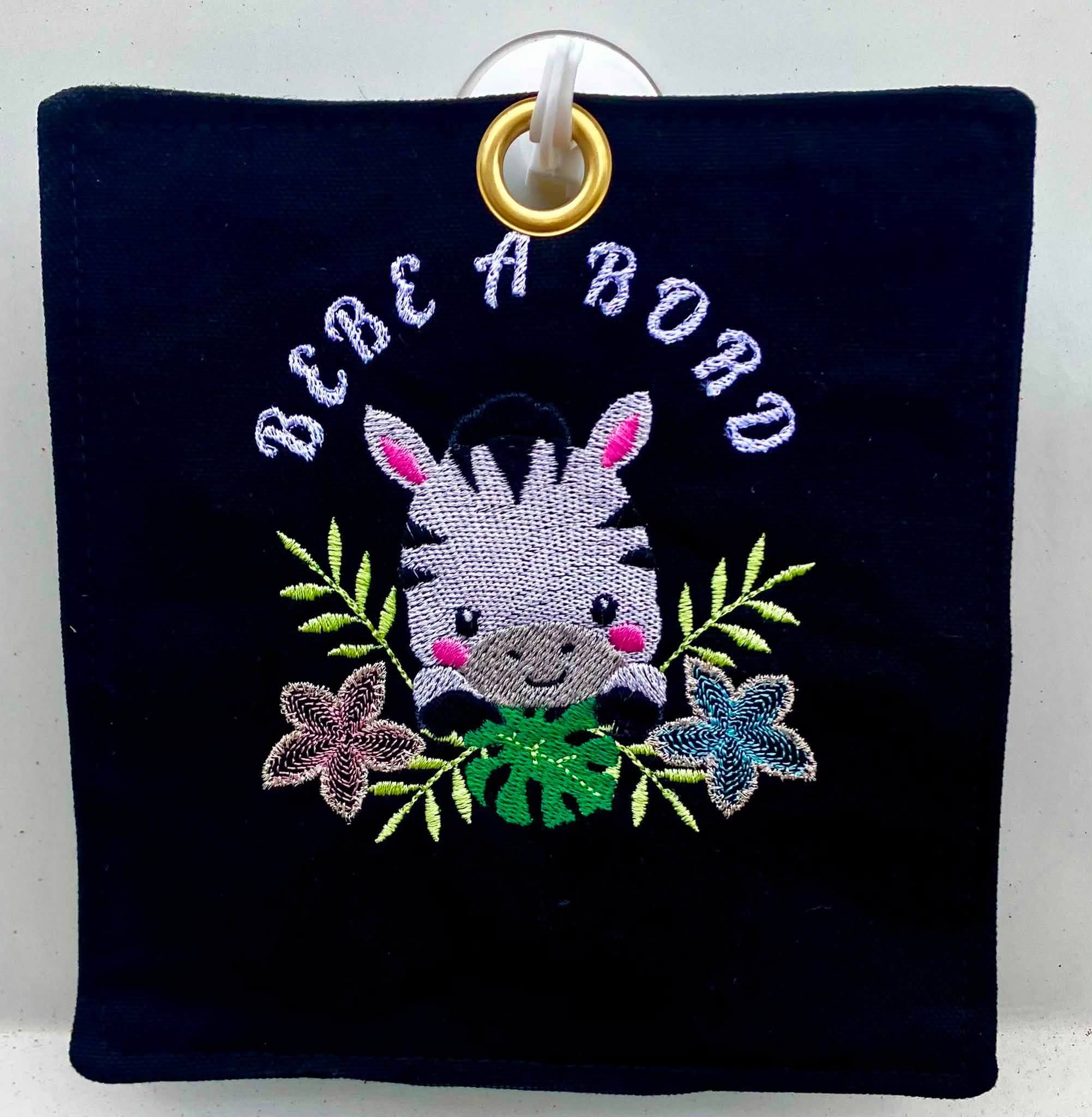 Motif de broderie machine Zèbre Fleuri entouré de fleurs tropicales et feuillages, disponible en 3 tailles