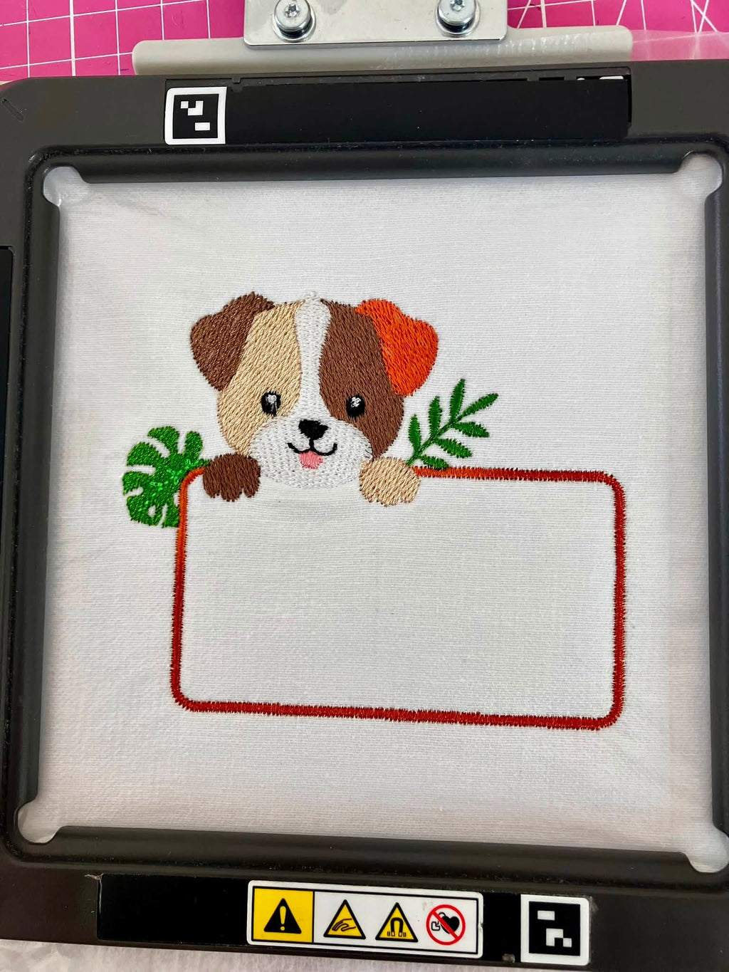 Motif de broderie Étiquette Chien personnalisable avec cadre pour ajouter un prénom ou un texte au format 10x10