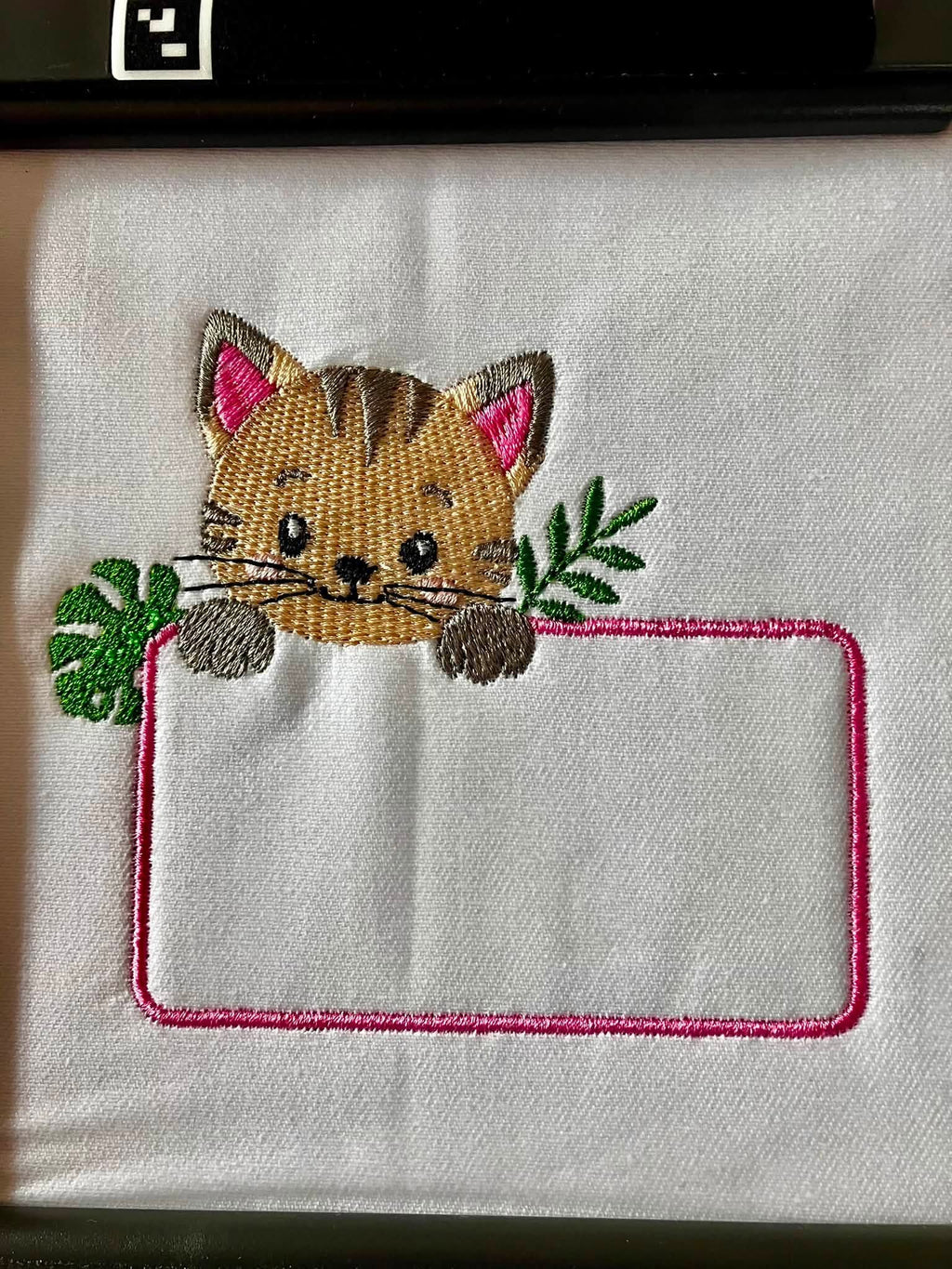 Motif de broderie Étiquette Chat 10x10 avec adorable chaton et feuillage à personnaliser avec un prénom ou un texte
