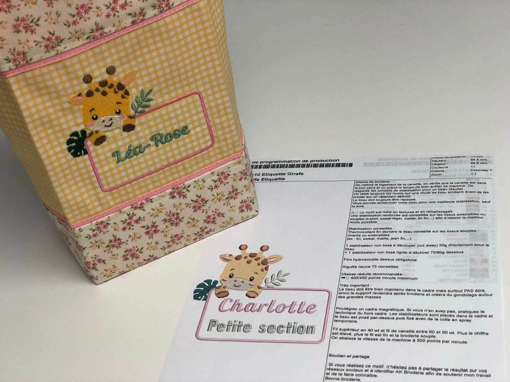 Motif de broderie Étiquette Girafe personnalisable avec feuillages et cadre pour ajouter un prénom ou un texte au format 10x10