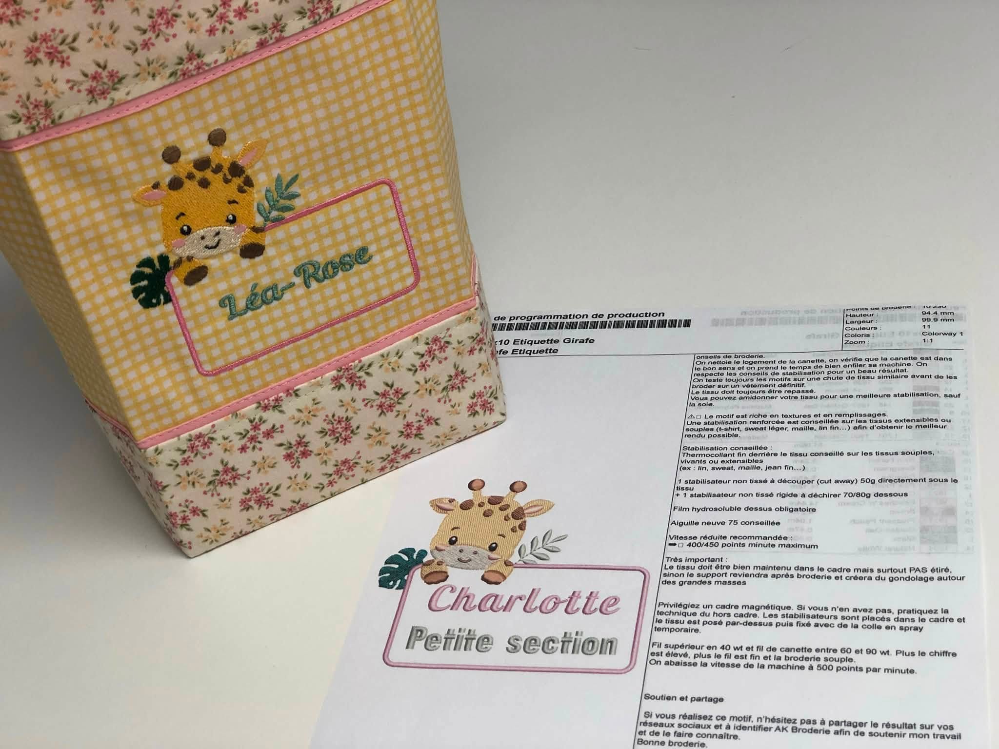 Motif de broderie Étiquette Girafe personnalisable avec feuillages et cadre pour ajouter un prénom ou un texte au format 10x10