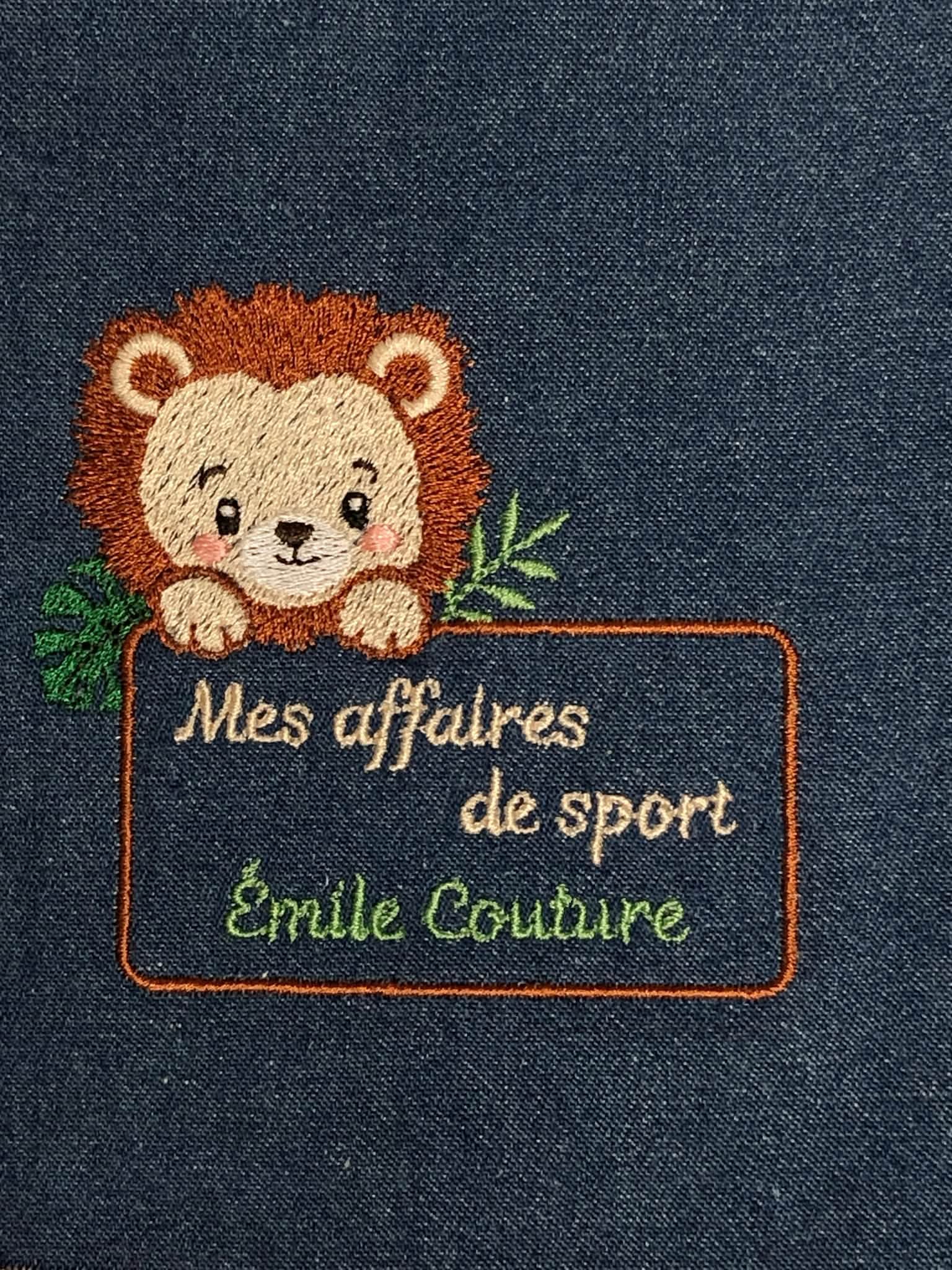Motif de broderie Étiquette Lionceau personnalisable avec petit lion, feuillages et cadre pour ajouter un prénom ou un texte au format 10x10