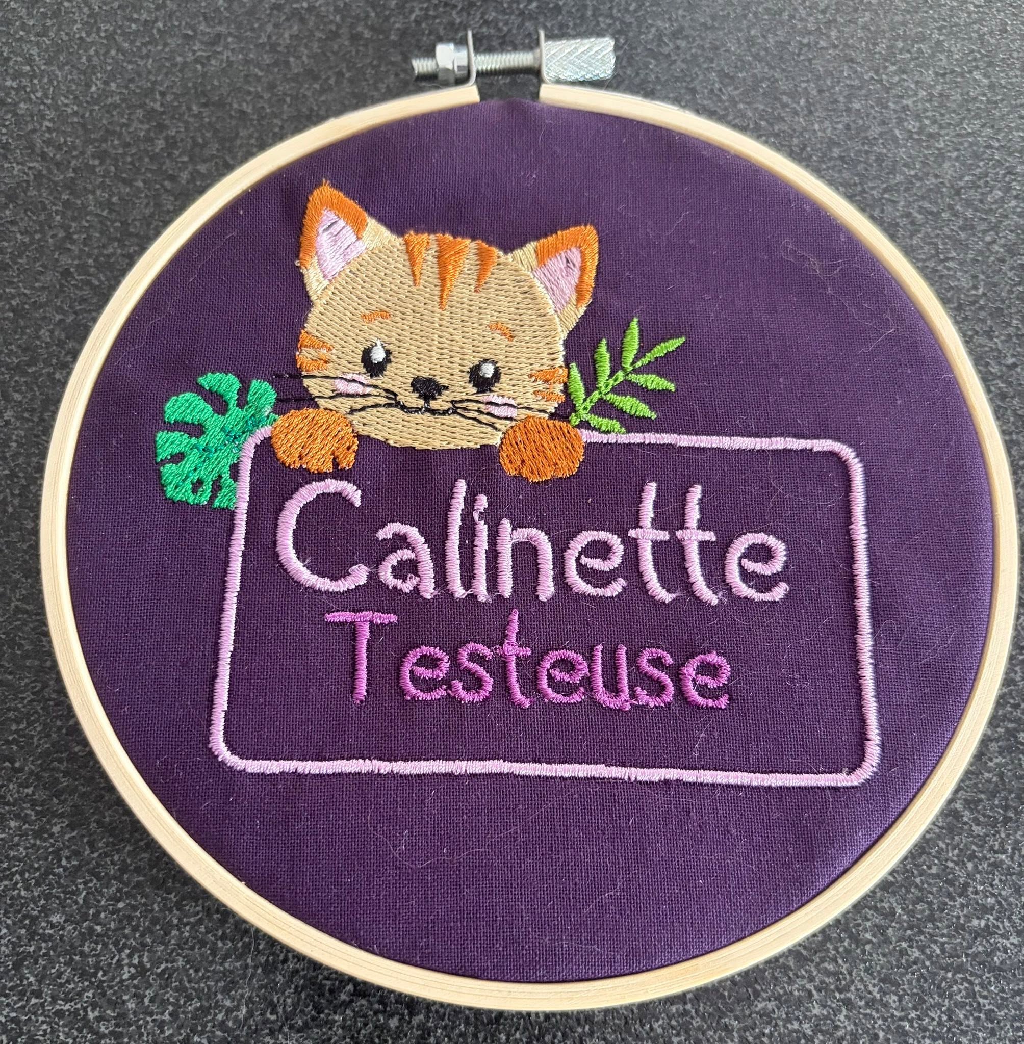 Motif de broderie Étiquette Chat 10x10 avec adorable chaton et feuillage à personnaliser avec un prénom ou un texte