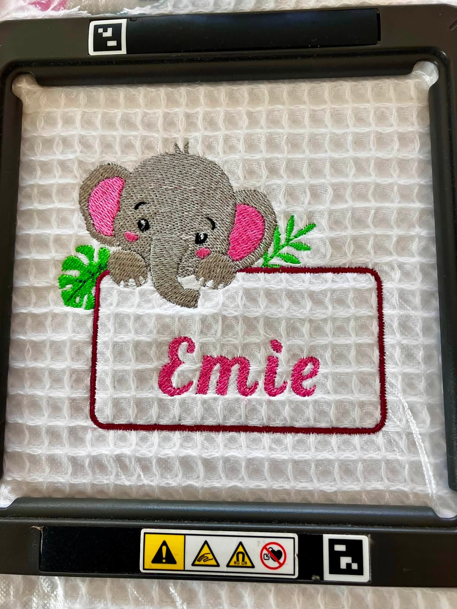 Motif de broderie Étiquette Éléphant personnalisable avec feuillages et cadre pour ajouter un prénom ou un texte au format 10x10