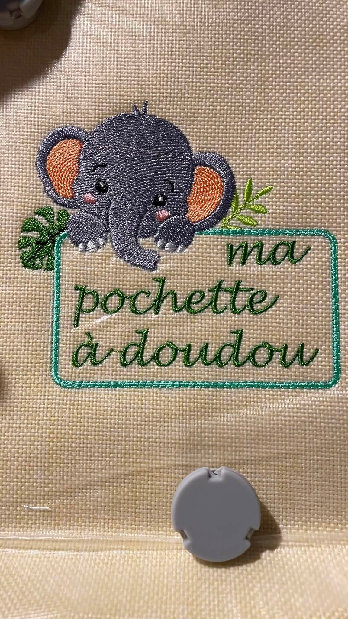 Motif de broderie Étiquette Éléphant personnalisable avec feuillages et cadre pour ajouter un prénom ou un texte au format 10x10