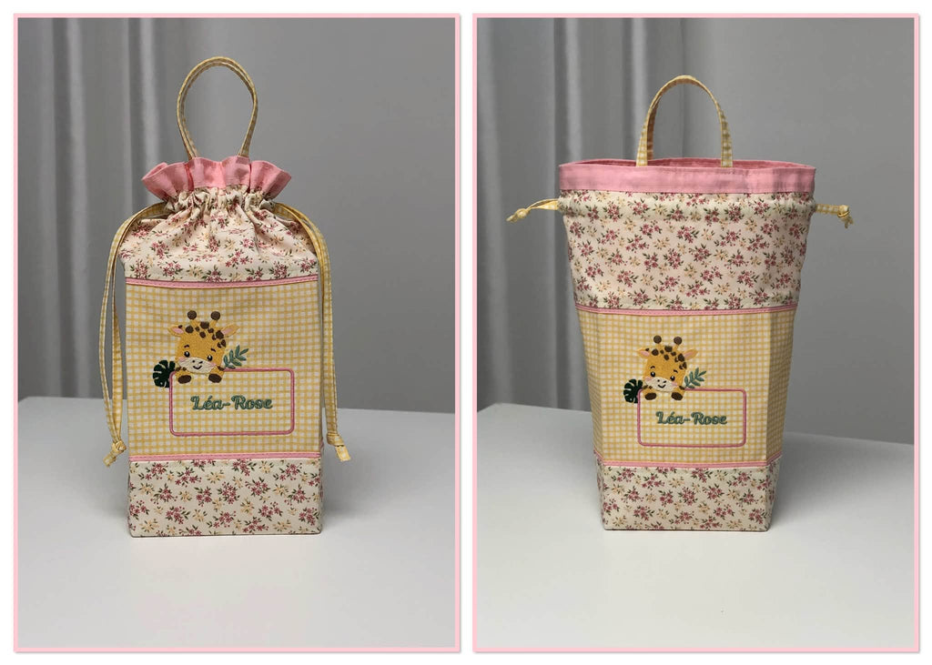 Motif de broderie Étiquette Girafe personnalisable avec feuillages et cadre pour ajouter un prénom ou un texte au format 10x10