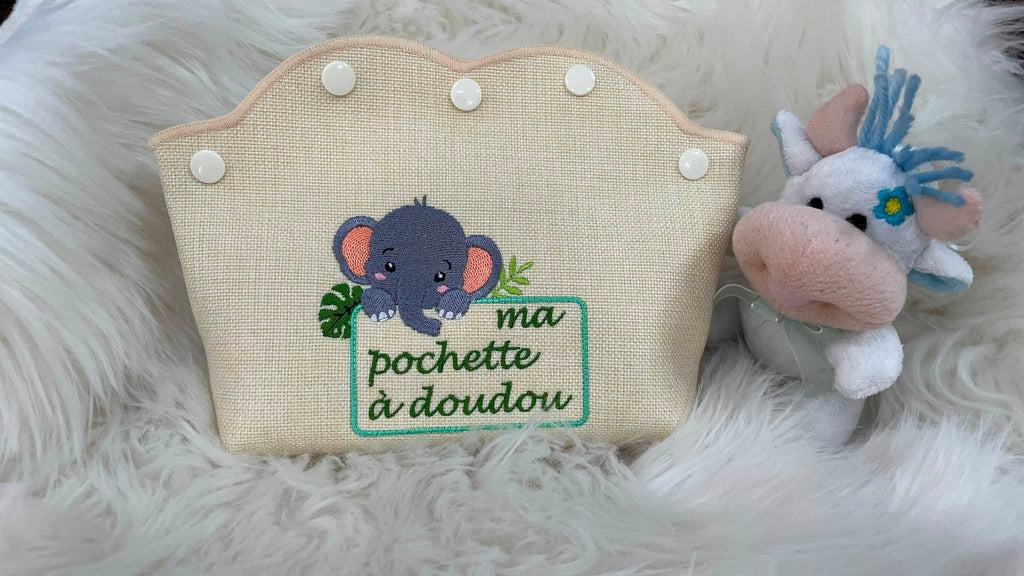 Motif de broderie Étiquette Éléphant personnalisable avec feuillages et cadre pour ajouter un prénom ou un texte au format 10x10