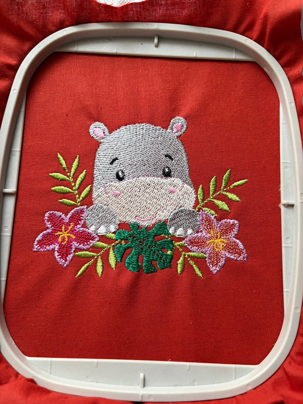 Hippopotame Fleuri Tropical – Motif de Broderie Machine – 3 Tailles