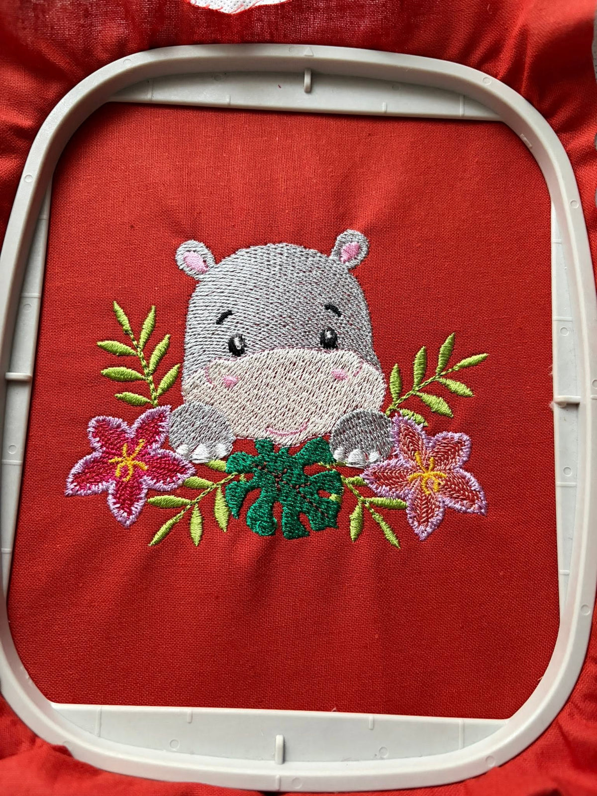 Hippopotame Fleuri Tropical – Motif de Broderie Machine – 3 Tailles