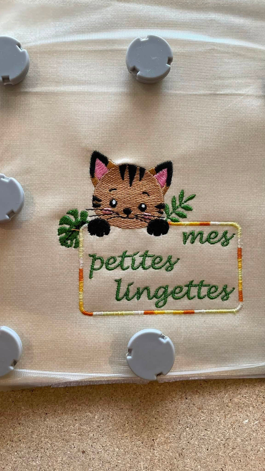 Motif de broderie Étiquette Chat 10x10 avec adorable chaton et feuillage à personnaliser avec un prénom ou un texte