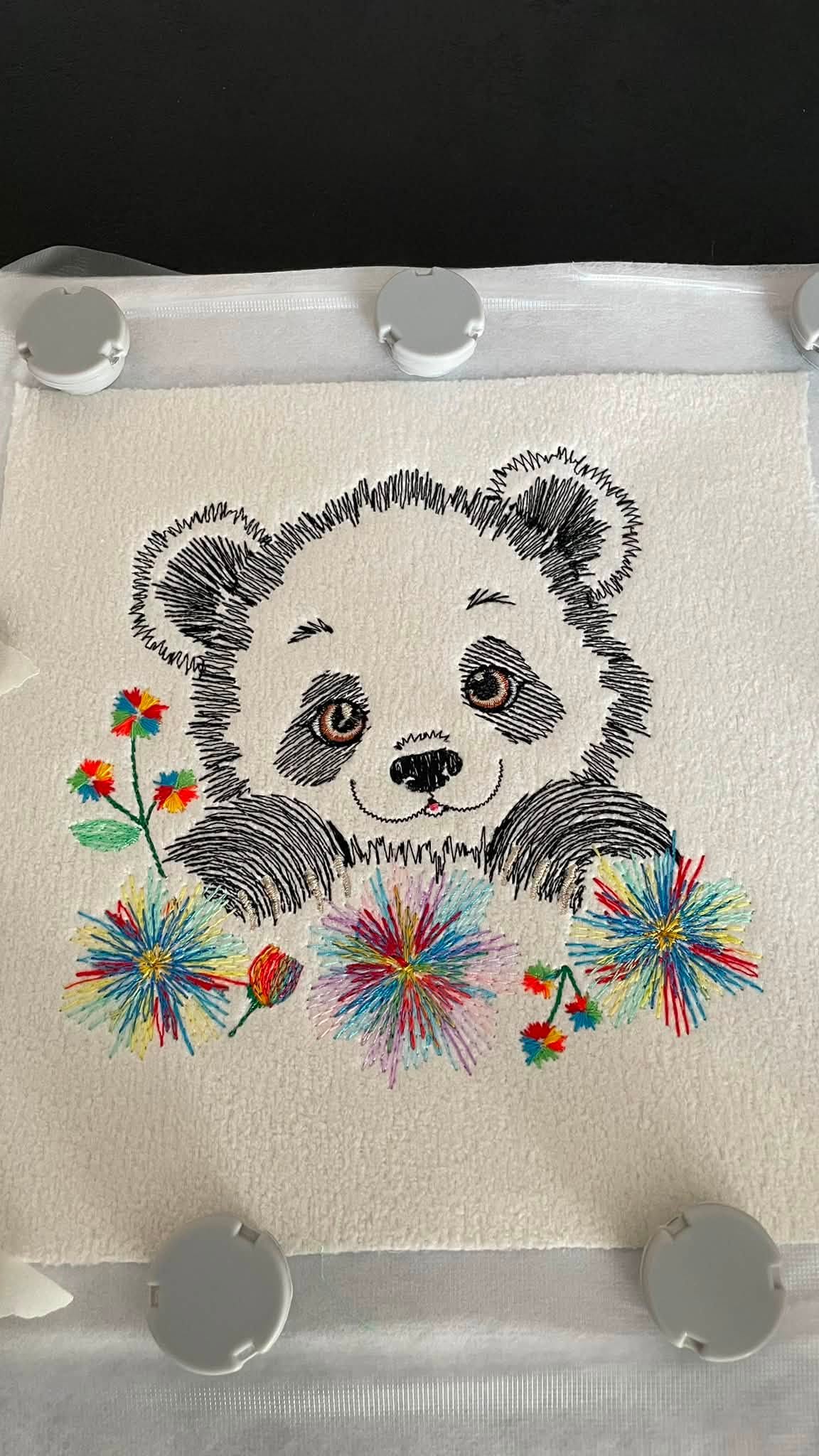 Panda Fleuri – motif de broderie machine texturé entouré de fleurs et feuillages – 4 tailles